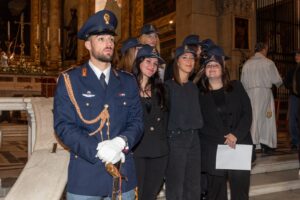 Poliziotto con Alunni in Chiesa