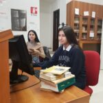 studentesse in biblioteca