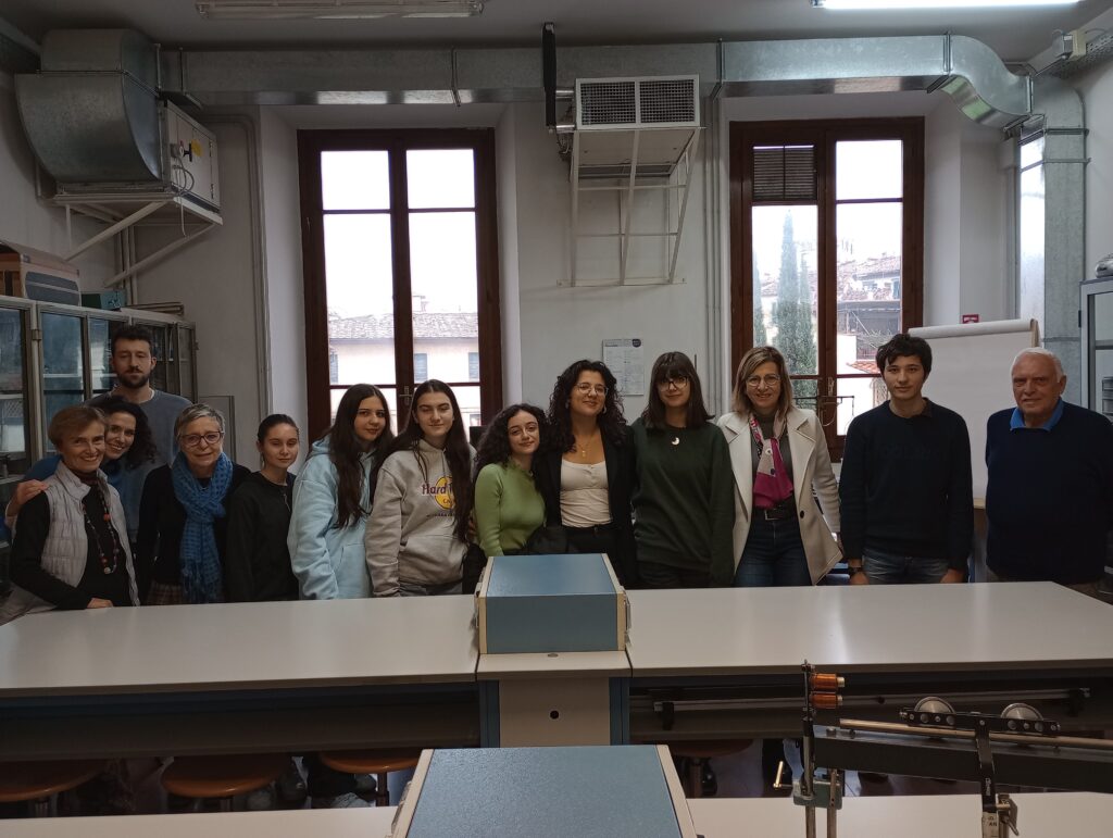 Studenti in posa con il professore