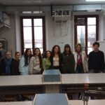 Studenti in posa con il professore